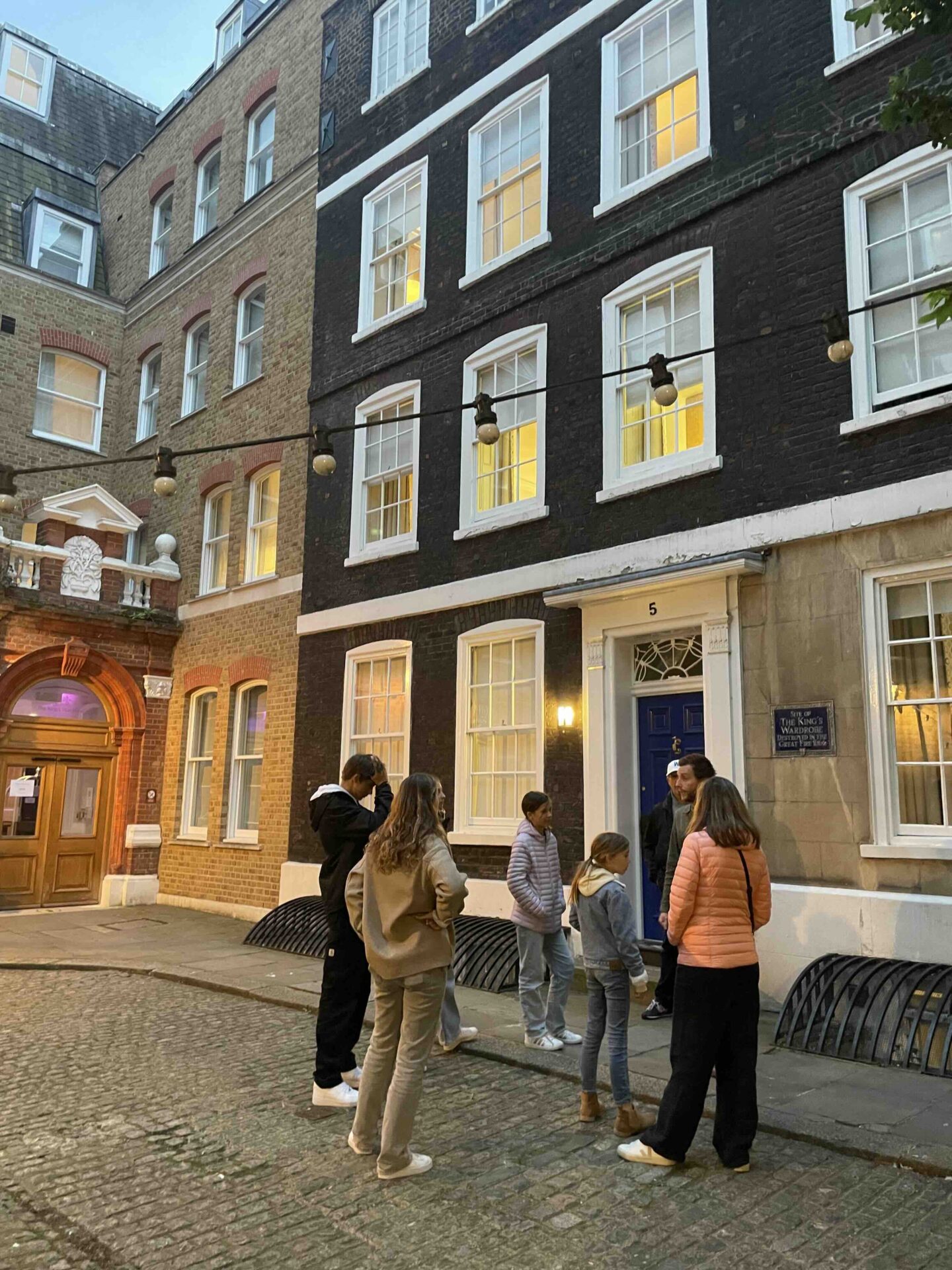 Une rue de Londres avec quelques passants et une ambiance urbaine typique